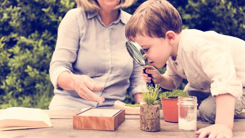 oudere vrouw met kind met vergrootglas